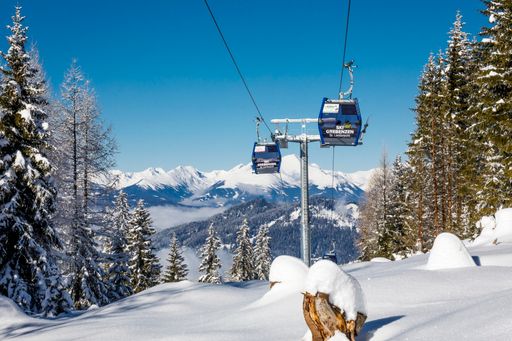  Die 2022 neu errichtetet Greben10-Gondelbahn in St.
Lambrecht befördert bis 2.000 Skifahrer in den Stunde auf den Berg