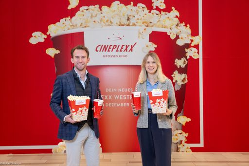 Vorschau Bild von Lucas Langhammer (Cineplexx) und Verena Haller
(Unibail-Rodamco-Westfield) freuen sich auf die Eröffnung des
Cineplexx Westfield SCS am 21.12.2023.