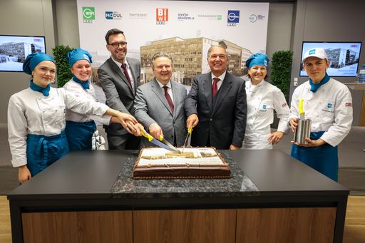 Eröffneten den wko campus wien mit künftigen
Gastronomieexperten: Bildungsdirektor Heinrich Himmer, Bürgermeister
Michael Ludwig und Wirtschaftskammer Wien Präsident Walter Ruck
(v.l.).