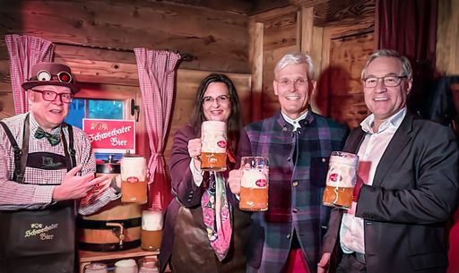 In Beisein von dem Urheber, Braumeister Andreas
Urban (2.v.r.), konnten sich unter anderem Bierpapst Conrad Seidl
(li), Norbert Wenzl (re), Präsident des Österreichischen
Journalistenclubs, und Gabriela Maria Straka, Director Corporate
Affairs & ESG Sustainability bei der Brau Union Österreich, von der
ausgezeichneten Qualität und der geschmacklichen Raffinesse des
Bockbiers überzeugen.