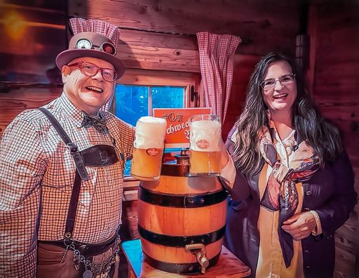 Vorschau Bild von Bierpapst Conrad Seidl und Gabriela Maria Straka
mit dem Schwechater Zwicklbock ‚Mosaic‘.