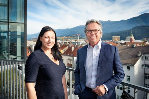  Über den Dächern Innsbrucks ist juristischer
Weitblick garantiert: Mag. Magdalena Ralser und Dr. Stephan Heid
freuen sich auf spannende Infrastrukturprojekte in Tirol.