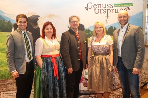 Genuss-Ursprung Rollup mit (von links nach rechts):
2. Vizepräsident KR Roman Linder, Genussland Kärnten Obfrau
Pobaschnig Petra, UaB Obmann Günter Zeilinger, UaB Geschäftsführerin
Edith Sabath-Kerschbaumer,Verein Land-schafft-Leben Obmann Hannes
Royer