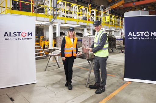  Lilian Meyer, Geschäftsführerin Alstom Österreich,
und Peter Hanke, Finanz- und Wirtschaftsstadtrat, bei der Eröffnung
der Rohbaukathedrale im Wiener Alstom Werk