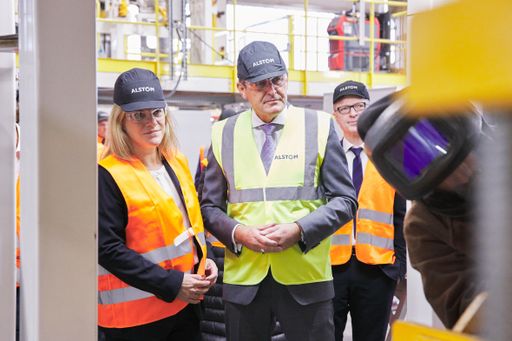 Vorschau Bild von Lilian Meyer, Geschäftsführerin Alstom Österreich,
und Peter Hanke, Finanz- und Wirtschaftsstadtrat, bei der Eröffnung
der Rohbaukathedrale im Wiener Alstom Werk