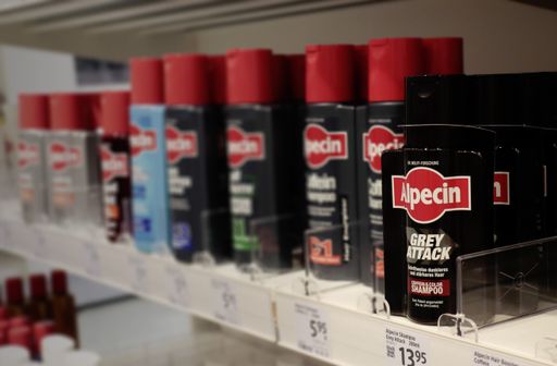 Das Shampoo Alpecin Grey Attack im Regal eines Drogeriemarktes /
Die Verwendung dieses Bildes für redaktionelle Zwecke ist unter
Beachtung aller mitgeteilten Nutzungsbedingungen zulässig und dann
auch honorarfrei. Veröffentlichung ausschließlich mit
Bildrechte-Hinweis.