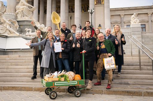 Vorschau Bild von Mitglieder des Enkeltauglichen Österreichs vor dem
Parlament