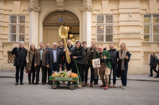Vorschau Bild von Mitglieder des enkeltauglichen Österreichs vor dem
Finanzministerium