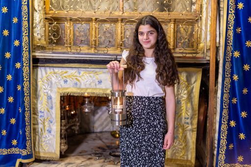  Die 12-jährige Pillar Jarayseh entzündet das
ORF-Friedenslicht in der Geburtsgrotte in Bethlehem.