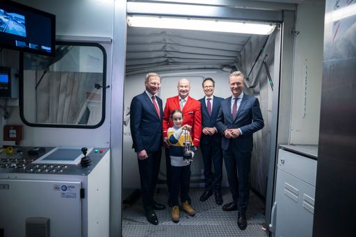 Vorschau Bild von Ankunft des „ORF-Friedenslichts“ am Flughafen
Wien-Schwechat (v. l. n. r.: Landeshauptmann Mag. Thomas Stelzer,
ORF-Friedenslichtkind Michael Putz, Wolfgang Kerndler / Austrian
Airlines, Günther Madlberger / ORF Oberösterreich und ORF
Oberösterreich-Landesdirektor Klaus Obereder).