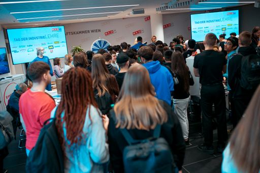  500 Schüler lernten beim Tag der Industrielehre in
der WK Wien 18 Unternehmen und ihre Lehrberufe kennen.