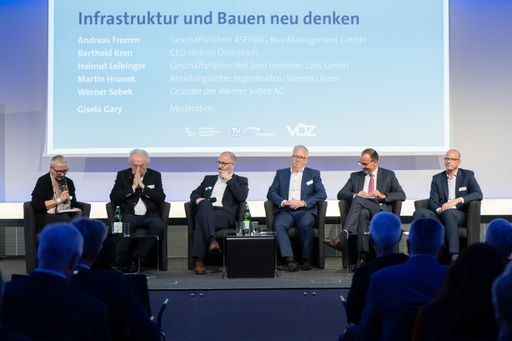 Vorschau Bild von Journalistin und Moderatorin Gisela Gary, Werner
Sobek von der Sobek AG, Martin Hrunek von den Wiener Linien, Helmut
Leibinger von Net Zero Emission Labs, Berthold Kren von Holcim,
Andreas Fromm von der ASFINAG bei der Podiumsdiskussion