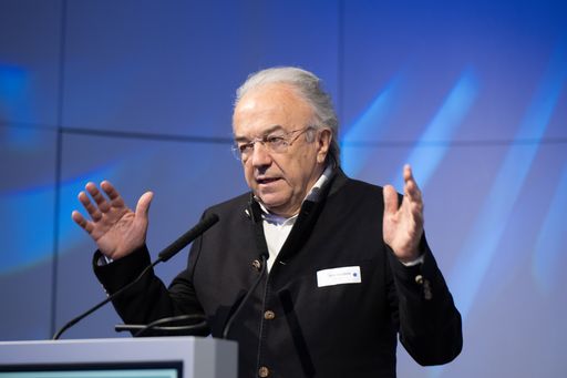 Vorschau Bild von Architekt und Bauingenieur Werner Sobek hielt die
Keynote zur Zukunft des Bauens beim Kolloquium "Forschung &
Entwicklung für Zement und Beton".