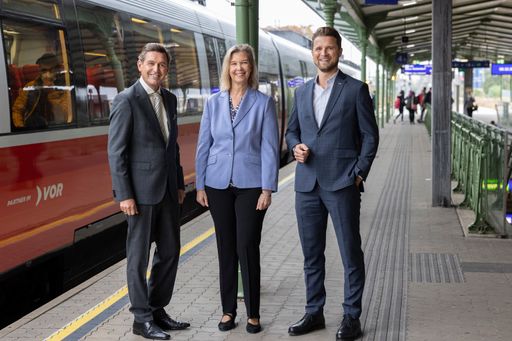 Wiens Wirtschafts- und Öffi-Stadrat Peter Hanke
freut sich mit VOR-Geschäftsführerin Karin Zipperer und
ÖBB-PV-Vorstand Heinz Freunschlag über die zahlreichen
Verbesserungen mit Fahrplanwechsel am 10. Dezember.