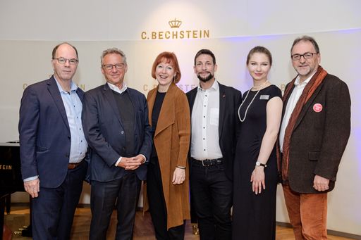 In jener Stadt, wo Walzer und Operette zu Hause sind, wo der
Geist von Komponisten wie Wolfgang Amadeus Mozart, Joseph Haydn,
Ludwig Van Beethoven, Franz Schubert, der Strauss-Familie, Johannes
Brahms und Gustav Mahler an jeder Straßenecke spürbar ist, empfängt
das C. Bechstein Centrum Wien künftig interessierte Besucherinnen
und Besucher, um ihnen den Klang und die Begeisterung der 1853 in
Berlin gegründeten Klaviermanufaktur näher zu bringen. Die Ankunft
in Wien wurde entsprechend gefeiert. C. Bechstein lud am 16.
November 2023 zum „Grand Opening“ in sein neues Klavierhaus in der
Linken Wienzeile.