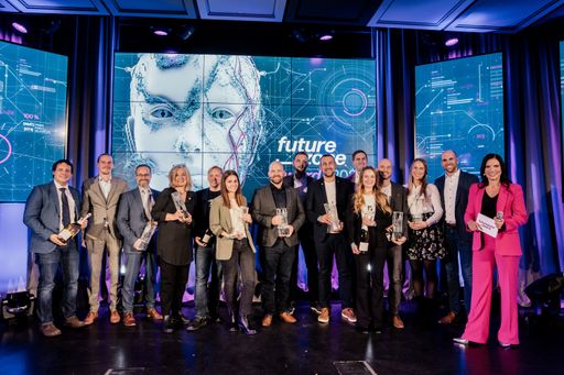  Die Gewinner:innen des futurezone Award 2023 auf
der Bühne mit Moderatorin Conny Kreuter (rechts)