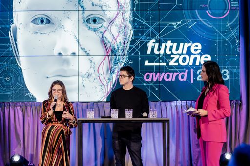 Vorschau Bild von Carina Zehetmaier (Präsidentin Women in AI Austria)
und Clemens Wasner (Gründer AI Austria / CEO enliteAI) diskutierten
gemeinsam mit Moderatorin Conny Kreuter über die KI-Branche
(v.l.n.r.)