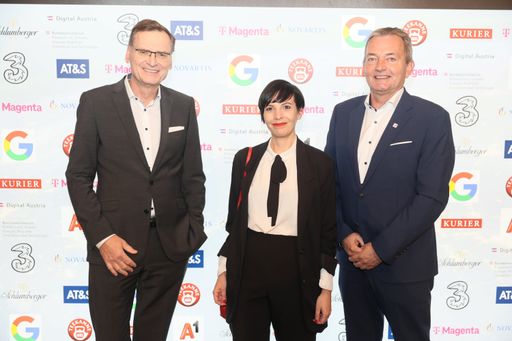 Vorschau Bild von KURIER Medienhaus-Geschäftsführer Thomas Kralinger,
futurezone-Chefredakteurin Claudia Zettel und A1-CEO Marcus Grausam
bei den futurezone Awards 2023 (v.l.n.r.)