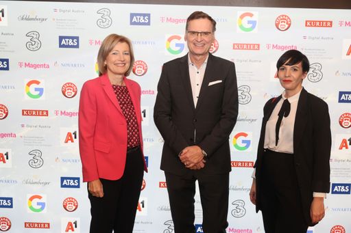 Vorschau Bild von KURIER-Chefredakteurin Martina Salomon, KURIER
Medienhaus-Geschäftsführer Thomas Kralinger und
futurezone-Chefredakteurin Claudia Zettel bei den futurezone Awards
2023 (v.l.n.r.)
