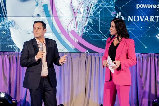 Vorschau Bild von Novartis Österreich-Country President Kuntal Baveja
mit Moderatorin Conny Kreuter bei den futurezone Awards 2023
(v.l.n.r.)