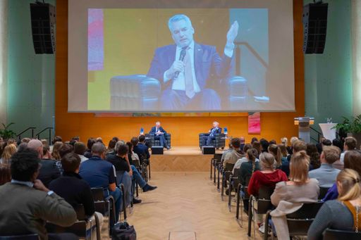 Bundeskanzler Karl Nehammer mit MCI Rektor Andreas
Altmann vor vollbesetztem Auditorium