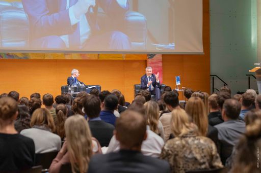 Vorschau Bild von Bundeskanzler Karl Nehammer mit MCI Rektor Andreas
Altmann im vollbesetzten Congress Innsbruck