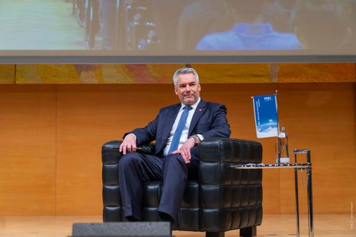 Vorschau Bild von Bundeskanzler Karl Nehammer im Dialog mit
Studierenden und Lehrenden des MCI