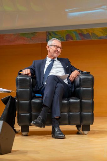 Vorschau Bild von BILD zu OTS - Rektor Andreas Altmann im Dialog mit
Bundeskanzler Karl Nehammer