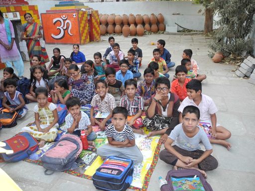 In den von Jugend Eine Welt unterstützten Kinderrechteclubs in
Indien lernen Mädchen und Buben ihre Rechte kennen und tragen damit
auch zu einem Umdenken in der indischen Gesellschaft bei.