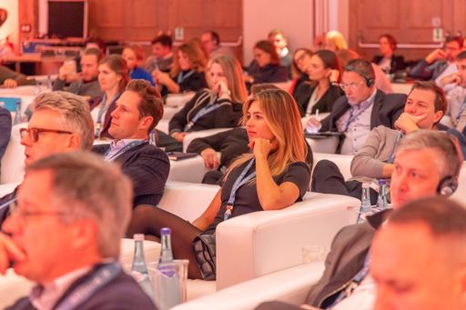  Die re.comm 23 fand vom 15. bis 17. November statt
und bot etwa 250 Führungskräften der internationalen
Immobilienwirtschaft einen außergewöhnlichen Rahmen für Austausch
und Inspiration. Die einzigartige Zusammenführung
unterschiedlichster Perspektiven und Charaktere prägte die
Veranstaltung und stärkte die Immobilienbranche maßgeblich. Weitere
Informationen finden Sie unter www.recomm.eu.
