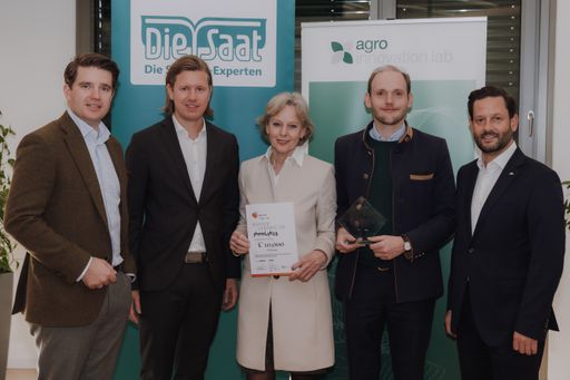  Antje und Johannes Wolff, die Gründer der
phenoLytics GmbH, konnten die Jury mit ihrer patentierten Lösung der
3D-Phänotypisierung, die speziell für die Saatgut-Industrie
entwickelt wurde, überzeugen.