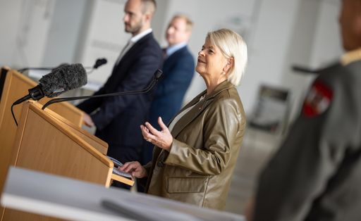 Vorschau Bild von Verteidigungsministerin Klaudia Tanner präsentierte zwei
Forschungsprojekte für die Streitkräfteentwicklung.