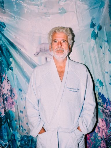 Kabarettist Dirk Stermann im Kuschel-Bademantel mit
seinem gestickten Zitat "immer nie am Meer".