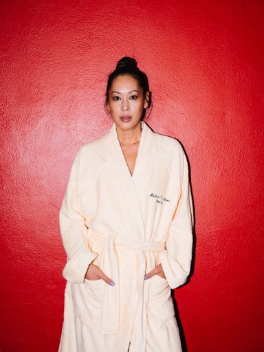 Vorschau Bild von Kabarettistin Miriam Hie im Kuschel-Bademantel mit
ihrem gestickten Zitat "Made in Va China".