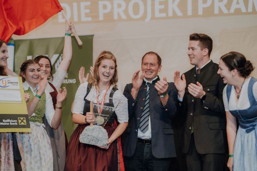 Vorschau Bild von LKÖ Präsident Moosbrugger übergibt den Award an Anna Ritzer aus
Schwoich