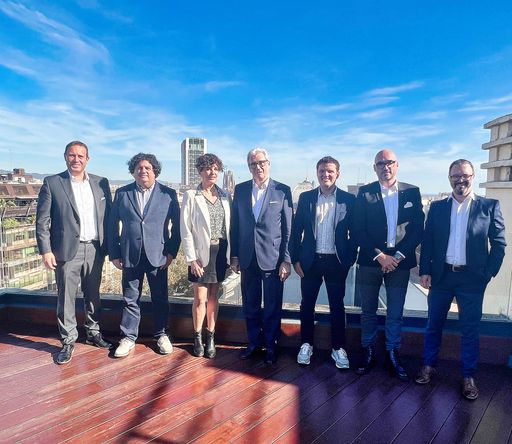  v.l.n.r. Richard Pöschl, Lagermax; Joan Carles 
Vázquez, Eva Vázquez, beide LVTmoto; Alexander Friesz, Lagermax; 
Jordi Vázquez, LVTmoto; Christian Stoll, Markus Kickinger, beide 
Lagermax;