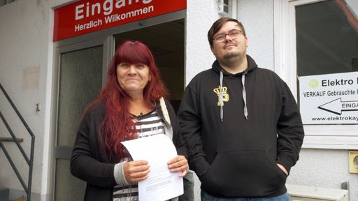 Vorschau Bild von Petra und Sohn Pascal wollen sich nach einem neuen Herd
umschauen. / Die Verwendung dieses Bildes für redaktionelle Zwecke
ist unter Beachtung aller mitgeteilten Nutzungsbedingungen zulässig
und dann auch honorarfrei. Veröffentlichung ausschließlich mit
Bildrechte-Hinweis.