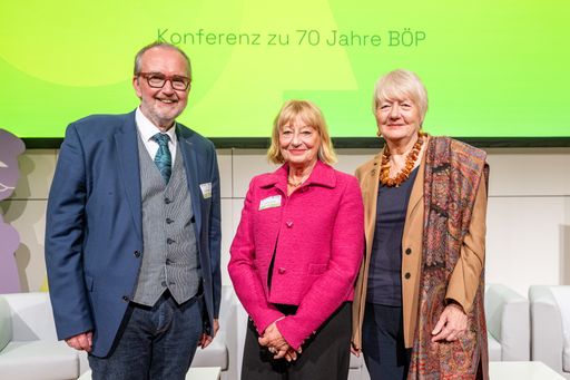 Vorschau Bild von Gruppenfoto während der Festkonferenz v.l.n.r.: Dr.
Christoph Steinebach (Präsident der European Federation of
Psychologists' Associations), a.o.Univ. Prof.in Dr.in Beate
Wimmer-Puchinger (Präsidentin des Berufsverbands Österreichischer
PsychologInnen) und Prof.in Dr.in Ilona Kickbusch (internationale
Expertin zum Thema Gesundheitsförderung und Public Health) BILD zu
OTS -