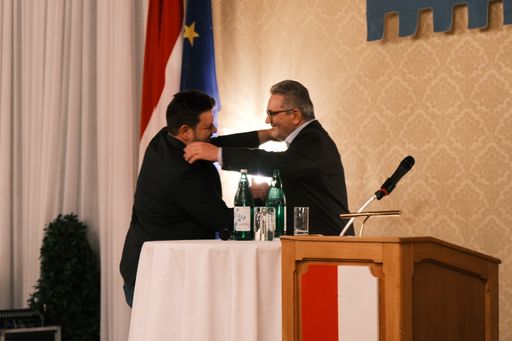 Vorschau Bild von Stadtrat Peter Hacker erinnerte in seiner Laudatio
im Wiener Rathaus, dass Menschenrechte und Humanismus unverrückbar
seien.