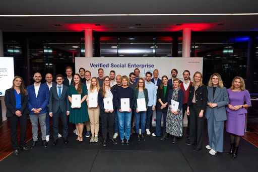 v.l. Constanze Stockhammer (Managing Director
SENA), Bernhard Sagmeister (aws Geschäftsführer), Carmen Goby
(WKÖ-Vizepräsidentin), Eva Landrichtinger (Generalsekretärin BMAW)
und Tanja Spennlingwimmer (aws Geschäftsfeldleiterin) mit den neuen
Verified Social Enterprise-Label Träger*innen.