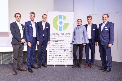 Präsentierten sechs neue Leitfäden für die
nachhaltige Bau- und Immobilienwirtschaft: Christoph Müller-Thiede
(M.O.O.CON), Dominik Philipp (Dietrich | Untertrifaller), Wolfgang
Kradischnig (DELTA), Margot Grim-Schlink (e7), Stefan Rufera (KPMG),
Klaus Reisinger (ClimatePartner) (v.l.n.r.) Copyright: Leo Hagen/IG
Lebenszyklus Bau
