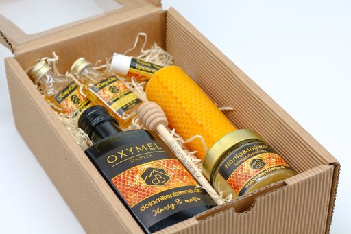  Nachhaltige Weihnachtsgeschenke vom regionalen
Imker - Inhalt der Geschenkbox: Oxymel, Honig, Bienenwachskerze,
Propolis Lippenbalsam, Honiglikör, Honigheber