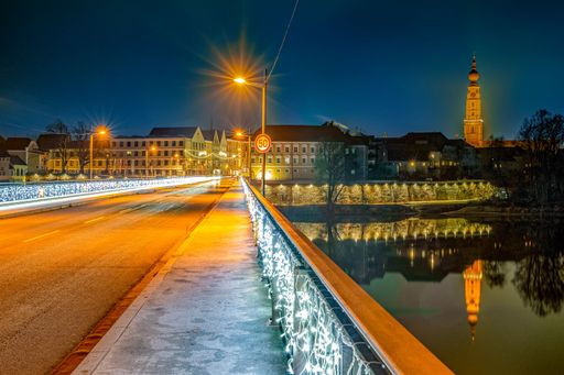 Vorschau Bild von Nie ist sie so romantisch, wie im Advent - die
Innbrücke zwischen dem bayerischen Simbach und dem
oberösterreichischen Braunau (Blick).