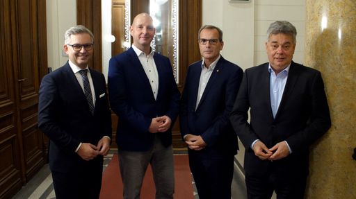 Gruppenfoto mit Vizekanzler Werner Kogler,
Finanzminister Magnus Brunner, GÖD-Vorsitzendem Eckehard Quin und
younion-Vorsitzendem Christian Meidlinger