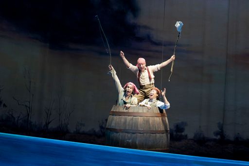  Kurt Weills Familienmusical "Tom Sawyer": Tom,
Huckleberry und Ben sitzen in einem Fass-Boot.