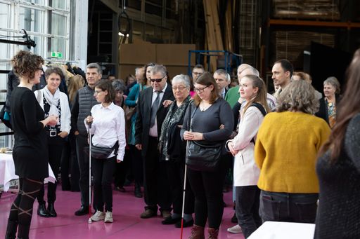 Vorschau Bild von Die Besucher:innen werden begrüßt.