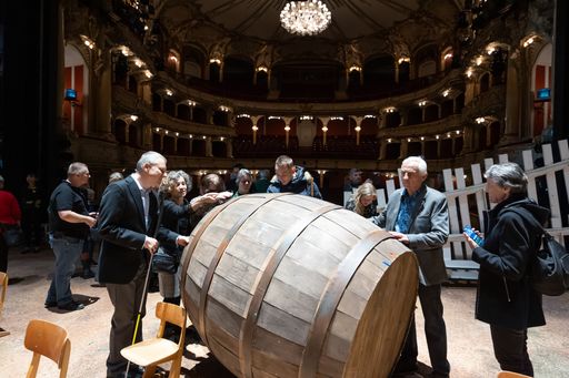 Vorschau Bild von Blinde und Sehbehinderte Gäste tasten das
Bühnenbild zum Familienmusical "Tom Sawyer" ab