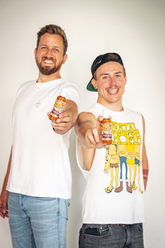 Vorschau Bild von Scharfe Zusammenarbeit: Gerhard Dragschitz alias
"Motion Cooking" mit dem Chilisaucen-Weltmeister Tommy Hlatky