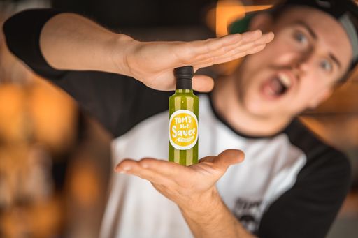 Die neue Weltmeistersauce „TOM’S HOT SAUCE –
Evergreen“ und Tommy Hlatky.