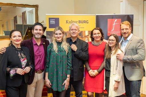  Susanna Chakhoian, Clemens Unterreiner (Intendant),
Miriam Kutrowatz, Eduard Kutrowatz, Alexandra Goloubitskaia, Bianca
Erlinger (Geschäftsführerin), Günther Groissböck
